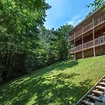 Cabin, Hot Tub, Arcade Games! Sleeps 8!