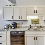 Downtown Gatlinburg Condo With Mountain-View Balcony