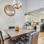 Downtown Gatlinburg Condo With Mountain-View Balcony