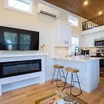 Farmhouse Tiny Home With Fishing Pond - Oak Cabin
