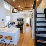 Farmhouse Tiny Home With Fishing Pond - Oak Cabin