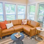 Farmhouse Tiny Home With Fishing Pond - Oak Cabin