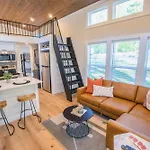 Farmhouse Tiny Home With Fishing Pond - Oak Cabin