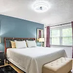 Luxurious Condo, Pool, Fireplace, Hiking