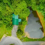 Hugs N Kisses Pool Table Hot Tub Pool Table Community Pool Close To Downtown Gatlinburg