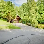 Hugs N Kisses Pool Table Hot Tub Pool Table Community Pool Close To Downtown Gatlinburg
