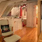 Cozy Creek Holiday Home
