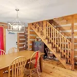 Near Downtown, Bbq,Hot Tub, Foosball, Fireplace