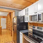 Near Downtown, Bbq,Hot Tub, Foosball, Fireplace