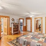 Near Downtown, Bbq,Hot Tub, Foosball, Fireplace