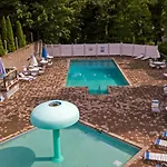 Large Modern-Style Condo W Pool, Gym, Game Room