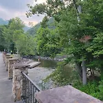 Smoky Heights Overlook, Luxury Log Cabin, Mountain & City Views