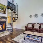 Gatlinburg Mountain Townhome With Pool Access!