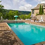 Large Modern-Style Condo W Pool, Gym, Game Room
