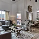 Downtown Gatlinburg Prime Location Walk Everywhere In Gatlinburg3Bed3Bath Sleeps 8