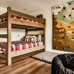 Eagle View Chalet 3Br 3Ba - Gatlinburg Retreat - Scenic Mountain Views, Hot Tub, Game Room, Firepit, Foliage - Sleep 8