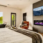 Eagle View Chalet 3Br 3Ba - Gatlinburg Retreat - Scenic Mountain Views, Hot Tub, Game Room, Firepit, Foliage - Sleep 8