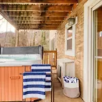 Chestnut By Avantstay Mountain Cabin W Treetop Views Hot Tub Game Room