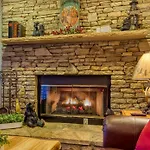 3 Decks, Mtn Views! Tree Tops By Honeybearcabins - Luxury Rain Showers, 3 King Suites, Xl Hottub, Fireplace, Bear Sightings
