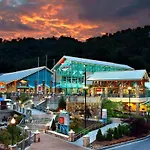 Luxury Modern Gatlinburg Cabin Hot Tub And Sauna