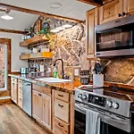 High Bear Activity, Handicap Ramp, Hot Tub, Fire Table, Game Room, Family Cabin