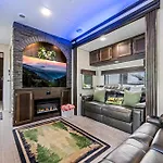 Creekside Glamping Resort- Pool, Fishing Pond, Mini Golf, Game Room, Pet Friendly