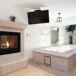 Heights Retreat - Mountain Views & Hot Tub