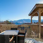 Heights Retreat - Mountain Views & Hot Tub