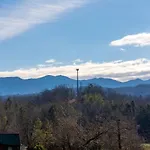 492B Massive 4 Bedroom With Great Views Hot Tub