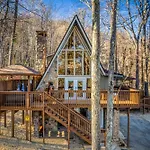 High Bear Activity, Handicap Ramp, Hot Tub, Fire Table, Game Room, Family Cabin
