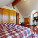 4 Pines Lodge