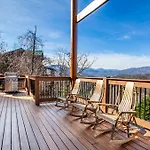 Majesty Lodge With Mtn View, Hot Tub And Game Room