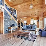 Majesty Lodge With Mtn View, Hot Tub And Game Room