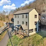 Honeybear Hideaways - Luxury Gatlinburg Smoky Cabin With Indoor Pool And Hot Tub
