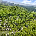 Waterside Wanderer- Water View- Hot Tub- Mini Golf- Pet Friendly
