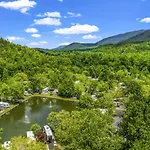 Waterside Wanderer- Water View- Hot Tub- Mini Golf- Pet Friendly