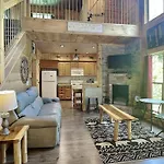Bearly Hidden: Peaceful Creekside Escape With Hot Tub