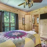 Bearly Hidden: Peaceful Creekside Escape With Hot Tub