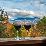 Scenic Decks, Hot Tub, Minutes To Trails & Town