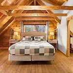 Secluded Escape | Views, Hot Tub, Outdoor Lounge!