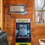 Cozy Gatlinburg Cabin With Hot Tub