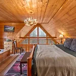 Cozy Gatlinburg Cabin With Hot Tub