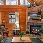 Cozy Gatlinburg Cabin With Hot Tub