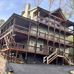 New Smoky Mountain Luxury Cabin, Outdoor Fireplacet