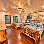 New Smoky Mountain Luxury Cabin, Outdoor Fireplacet