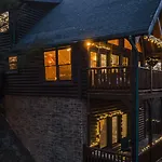 Stunning Mountain Cabin W Hot Tub