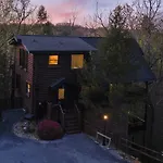 Stunning Mountain Cabin W Hot Tub