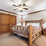 Beautiful Lofted Condo, Centrally Located
