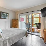 Hike, Swim And Explore Mtn-View Condo In Gatlinburg
