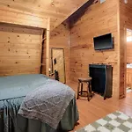 Pet Friendly, Safe In Winter 3 Bedroom, Brand New Hot Tub, And Grill! Working Fireplace, Easy Access